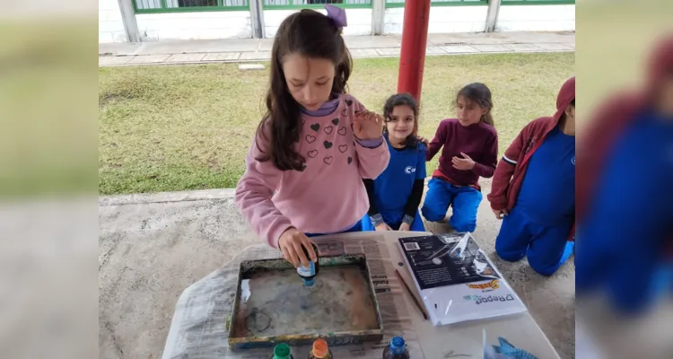 Os alunos participaram de oficinas de serigrafia, papel reciclado, papel marmorizado, informática, inglês, matemática, literatura, cartões, artes e culinária