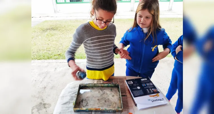 Os alunos participaram de oficinas de serigrafia, papel reciclado, papel marmorizado, informática, inglês, matemática, literatura, cartões, artes e culinária