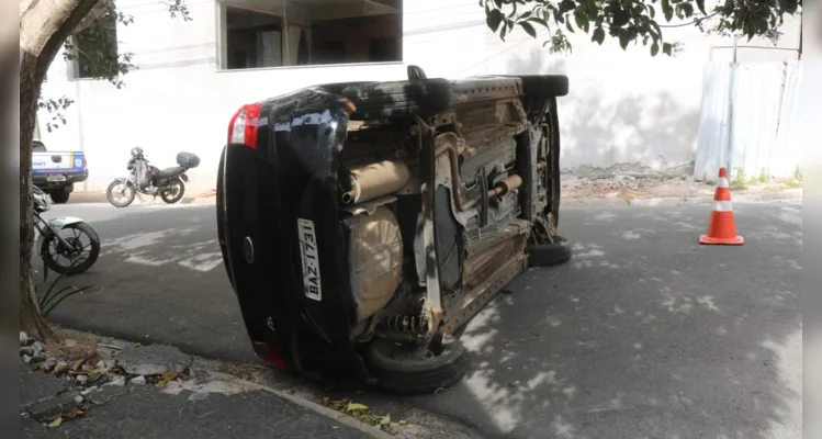 Acidente causa tombamento de veículo no Centro de PG