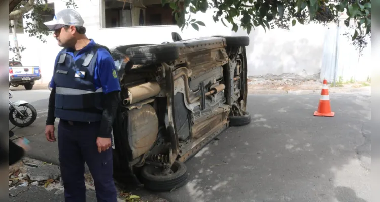Acidente causa tombamento de veículo no Centro de PG