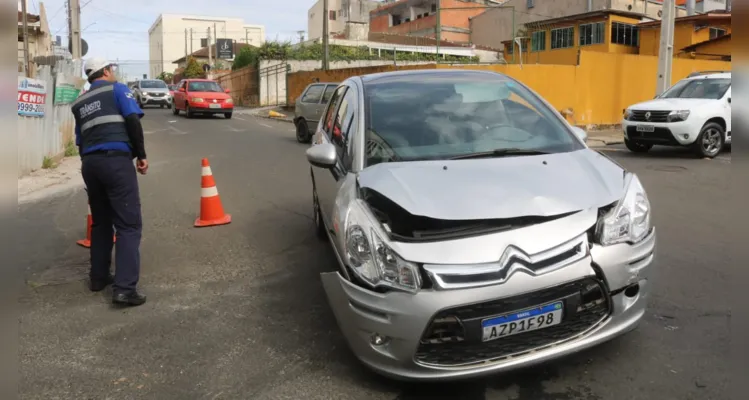 Acidente causa tombamento de veículo no Centro de PG