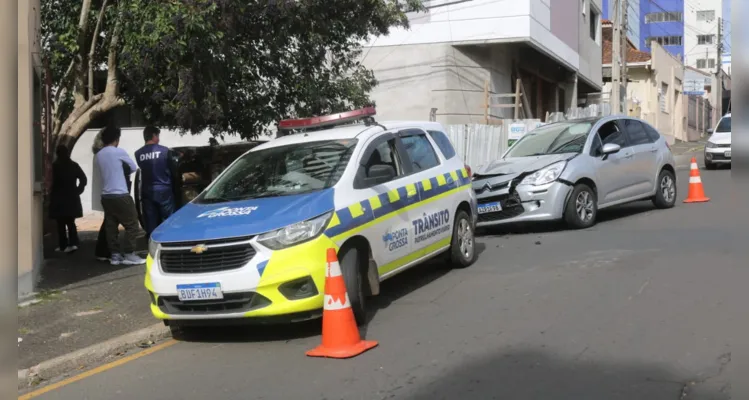 Acidente causa tombamento de veículo no Centro de PG