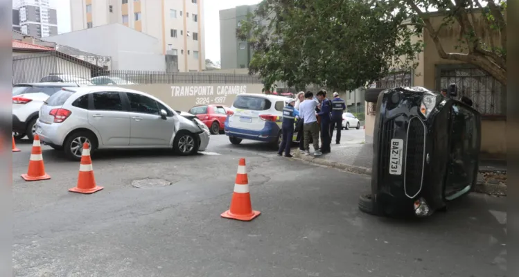 Acidente causa tombamento de veículo no Centro de PG