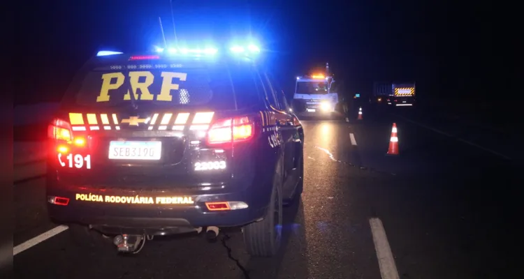 Carro roda, invade a pista contrária e sofre acidente na BR-376 em PG