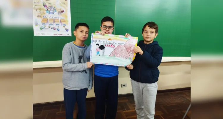 A turma confeccionou cartazes com o intuito de transmitir aos colegas da escola o aprendizado adquirido nas atividades