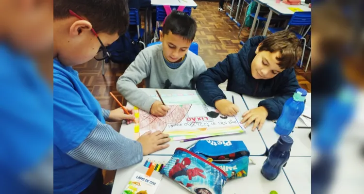 A turma confeccionou cartazes com o intuito de transmitir aos colegas da escola o aprendizado adquirido nas atividades