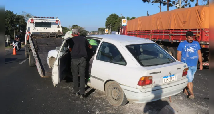 Ford Escort teve danos especialmente no assoalho e para-choque