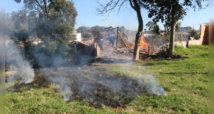 Casa abandonada pega fogo próximo ao Campus Uvaranas da UEPG