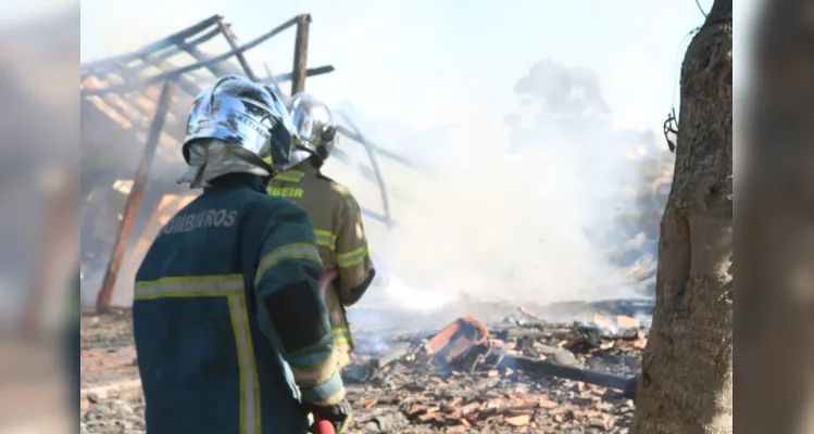 Incêndio ocorreu na tarde deste domingo (25), sem vítimas no local 