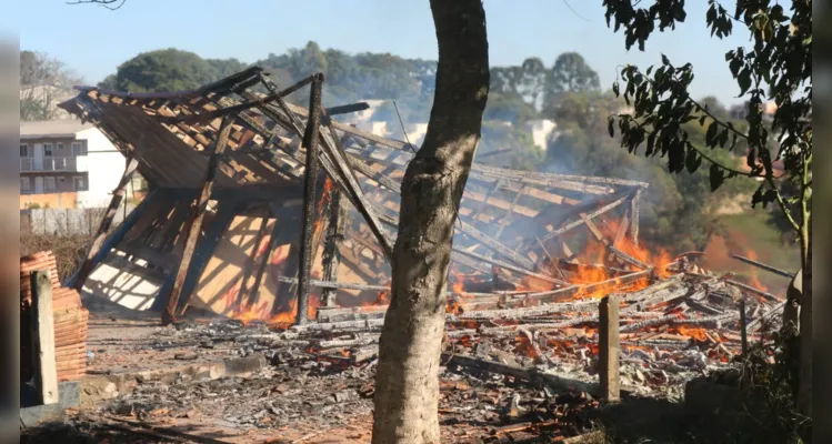 Casa abandonada pega fogo próximo ao Campus Uvaranas da UEPG