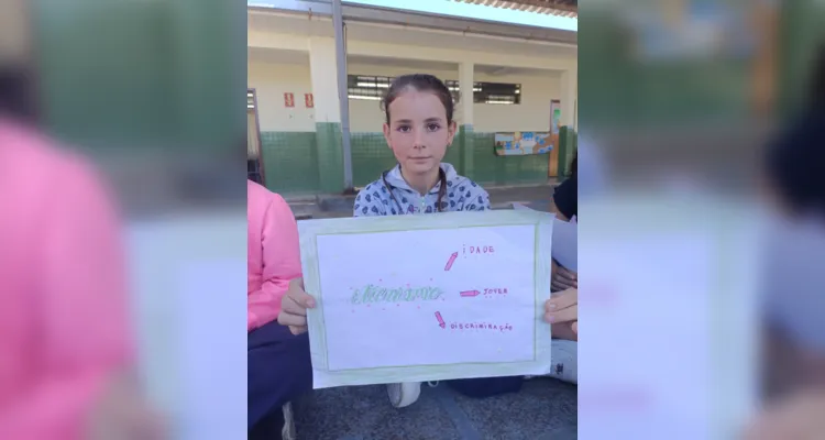 Os alunos confeccionaram cartazes e realizaram visitas as demais turmas da escola apresentando o tema e alertando sobre seus perigos