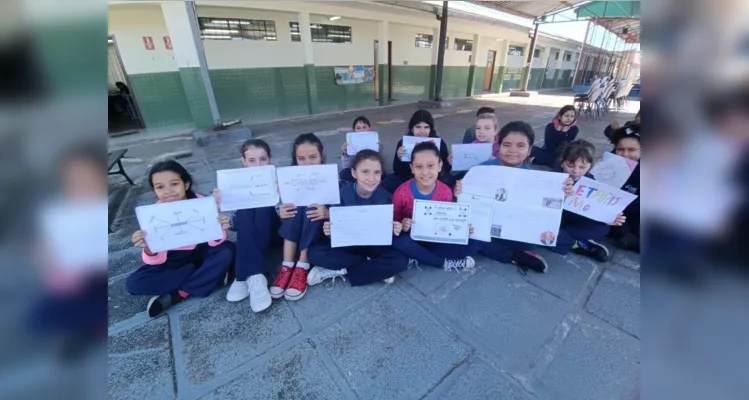 Os alunos confeccionaram cartazes e realizaram visitas as demais turmas da escola apresentando o tema e alertando sobre seus perigos