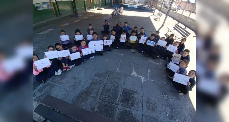 Os alunos confeccionaram cartazes e realizaram visitas as demais turmas da escola apresentando o tema e alertando sobre seus perigos