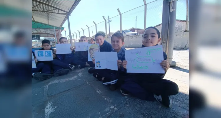 Os alunos confeccionaram cartazes e realizaram visitas as demais turmas da escola apresentando o tema e alertando sobre seus perigos