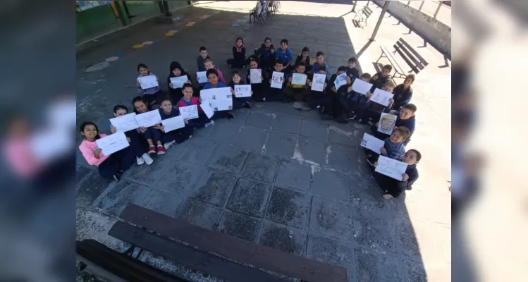 Os alunos confeccionaram cartazes e realizaram visitas as demais turmas da escola apresentando o tema e alertando sobre seus perigos