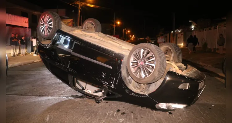 Veículo Fiat Punto capotou após colidir com automóvel estacionado 