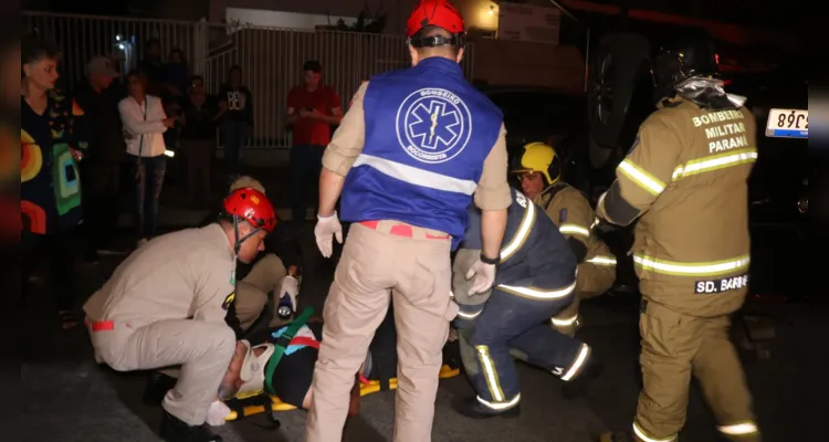 Acidente aconteceu na rua Afonso Celso na noite desta segunda-feira (26)