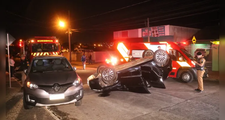 Homem tem mal súbito, bate em carro e capota veículo no Jardim Giana