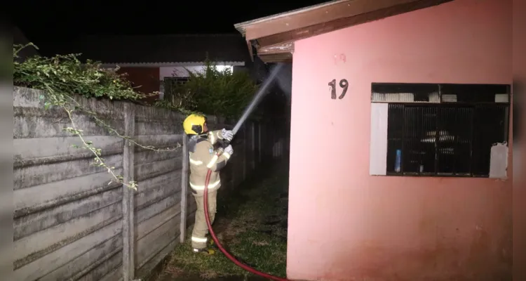 Incêndio ocorreu por volta das 23h30