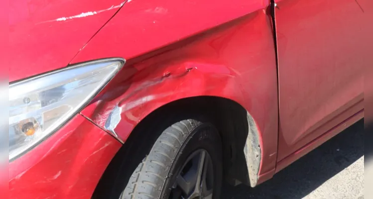 Motociclista fica ferido após bater contra um carro na Santa Mônica