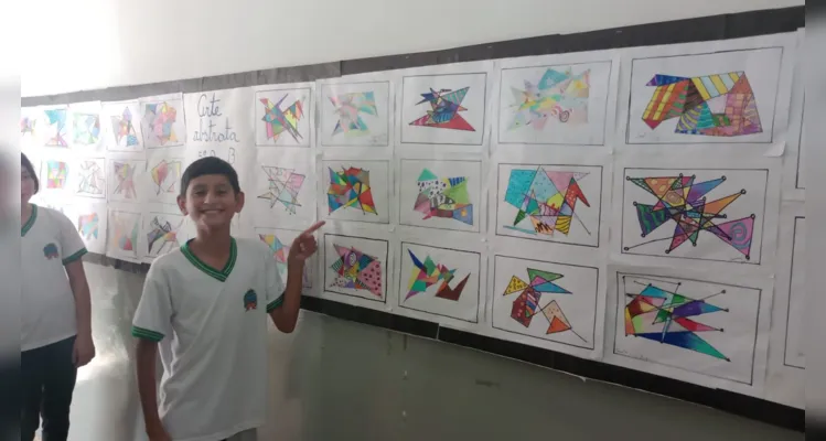 Após entenderem as características do movimento artístico, os alunos elaboraram suas próprias produções abstratas