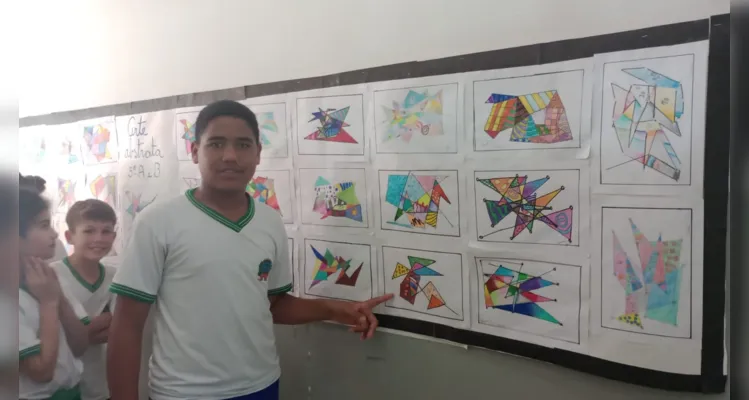 Após entenderem as características do movimento artístico, os alunos elaboraram suas próprias produções abstratas