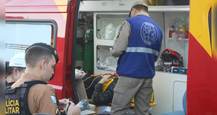 Acidente no Centro de PG deixa motociclista ferido