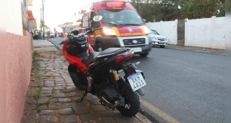 Acidente no Centro de PG deixa motociclista ferido