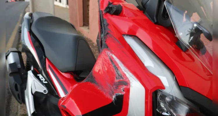 Acidente no Centro de PG deixa motociclista ferido
