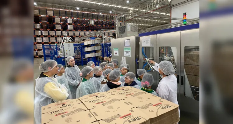 Entre as atividades, os alunos confeccionaram maquetes e realizaram uma visita a uma fábrica no município