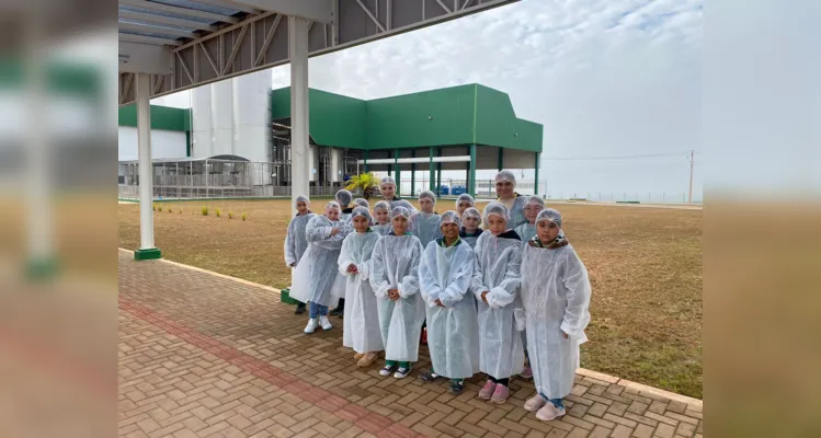 Entre as atividades, os alunos confeccionaram maquetes e realizaram uma visita a uma fábrica no município