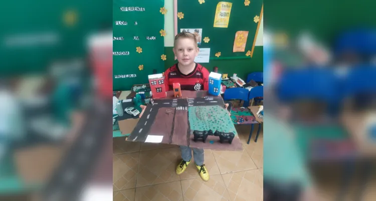 Entre as atividades, os alunos confeccionaram maquetes e realizaram uma visita a uma fábrica no município