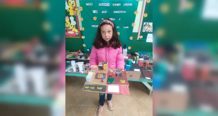 Entre as atividades, os alunos confeccionaram maquetes e realizaram uma visita a uma fábrica no município