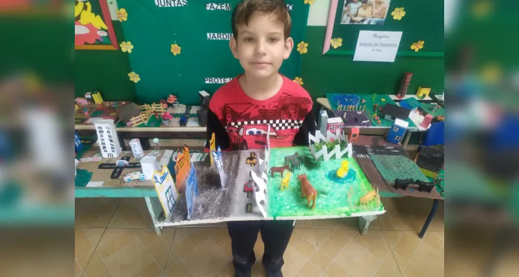 Entre as atividades, os alunos confeccionaram maquetes e realizaram uma visita a uma fábrica no município