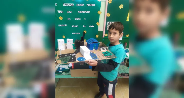 Entre as atividades, os alunos confeccionaram maquetes e realizaram uma visita a uma fábrica no município