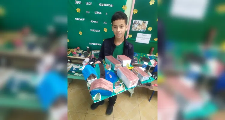 Entre as atividades, os alunos confeccionaram maquetes e realizaram uma visita a uma fábrica no município