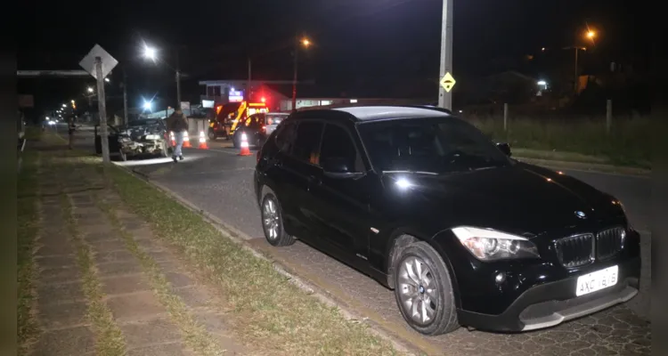 Motorista acelera em lombada, bate em BMW e fica ferido em PG