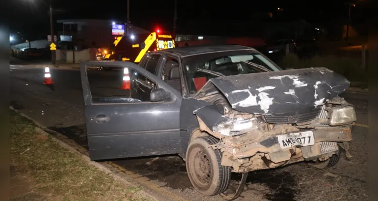 Motorista acelera em lombada, bate em BMW e fica ferido em PG