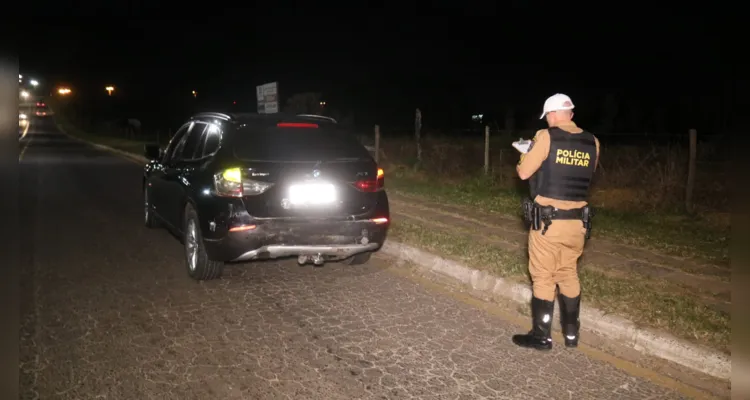 Motorista acelera em lombada, bate em BMW e fica ferido em PG