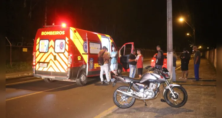 Motociclista teve ferimentos no joelho e braço