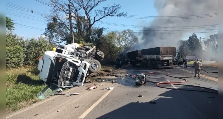 Acidente com caminhões na Souza Naves deixa quatro feridos