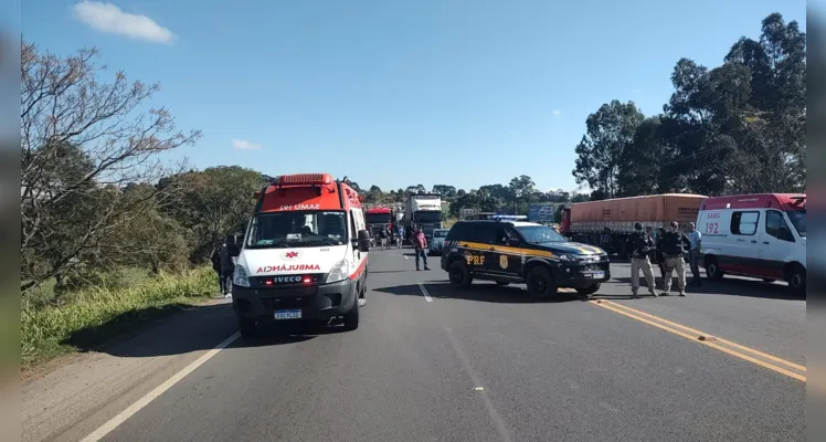 Após a colisão, dois caminhões pegaram fogo; Situação aconteceu no início da tarde deste sábado (1) em Ponta Grossa