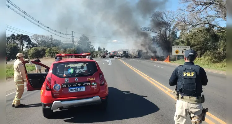 Após a colisão, dois caminhões pegaram fogo; Situação aconteceu no início da tarde deste sábado (1) em Ponta Grossa