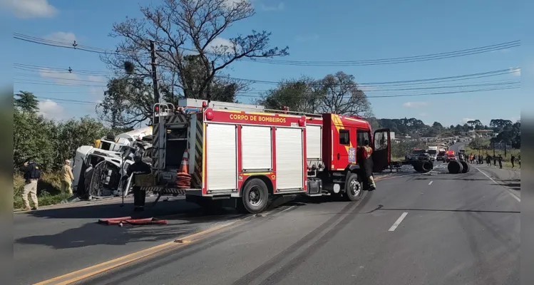 Após a colisão, dois caminhões pegaram fogo; Situação aconteceu no início da tarde deste sábado (1) em Ponta Grossa