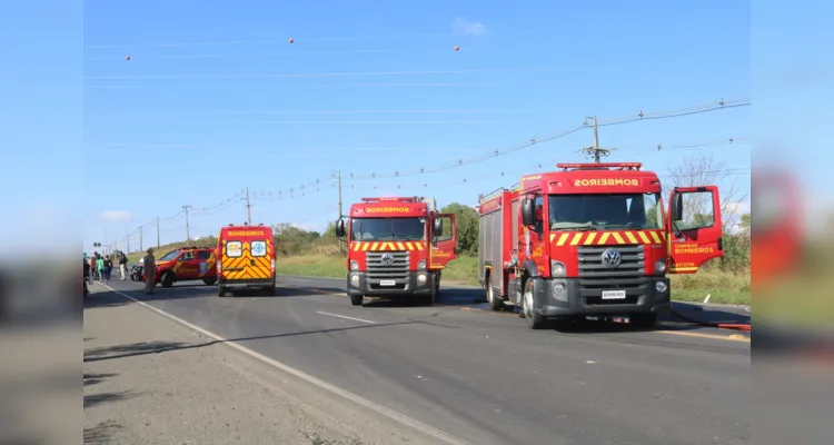 Acidente com caminhões na Souza Naves deixa quatro feridos
