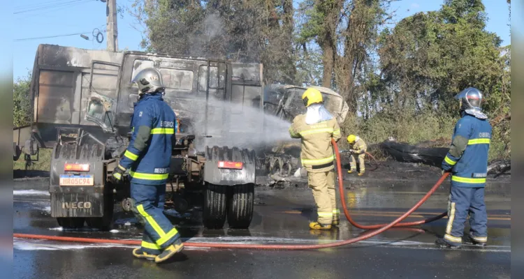 Acidente com caminhões na Souza Naves deixa quatro feridos