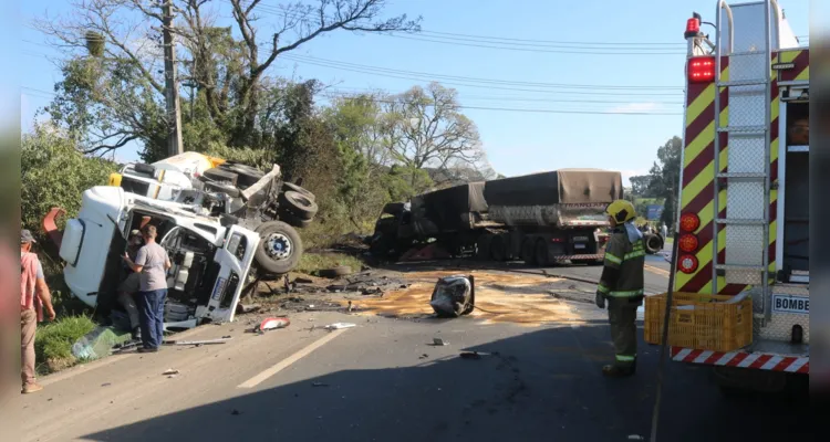 Acidente com caminhões na Souza Naves deixa quatro feridos
