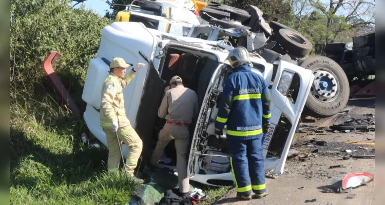 Acidente com caminhões na Souza Naves deixa quatro feridos