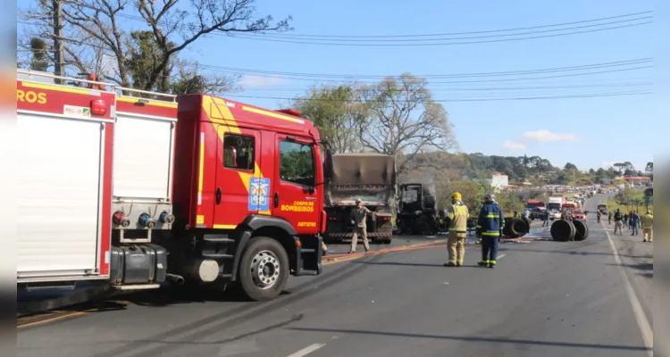 Acidente com caminhões na Souza Naves deixa quatro feridos
