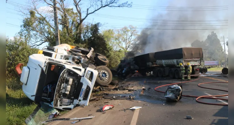 Acidente com caminhões na Souza Naves deixa quatro feridos
